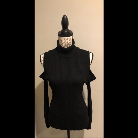 Turtleneck shoulder cut-out sweater - Picture 2 of 10